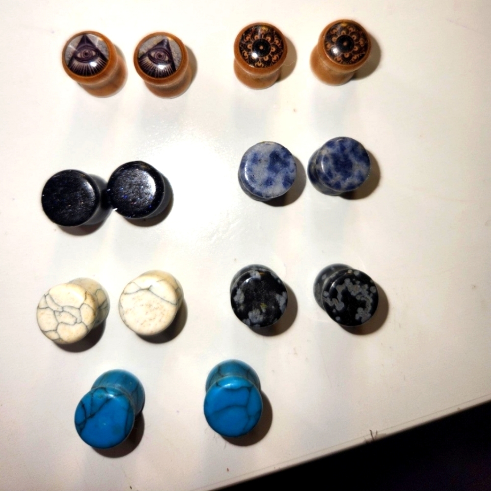 7 pairs 0g plugs stone and wood